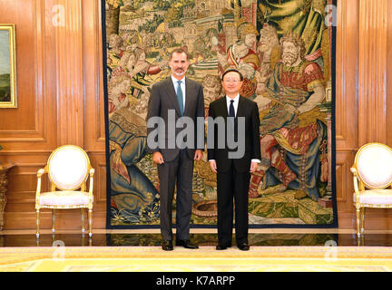 Madrid, Spanien. 14 Sep, 2017. König Felipe VI. von Spanien (L) trifft mit dem chinesischen Staatsrat Yang Jiechi in Madrid, Spanien, Sept. 14, 2017. Quelle: Guo Qiuda/Xinhua/Alamy leben Nachrichten Stockfoto