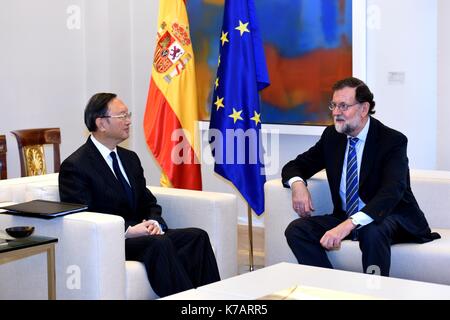 Madrid, Spanien. 14 Sep, 2017. Der spanische Premierminister Mariano Rajoy (R) trifft mit dem chinesischen Staatsrat Yang Jiechi in Madrid, Spanien, Sept. 14, 2017. Quelle: Guo Qiuda/Xinhua/Alamy leben Nachrichten Stockfoto