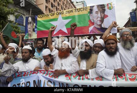 September 15, 2017 - Dhaka, Bangladesch - Mehrere Islamistische politische Organisationen in Bangladesch Protest und Brennen ein Myanmar Flagge und Aung San Suu Kyi Plakat in Dhaka an der Baitul Mukarram Nationale Moschee nach dem Freitagsgebet fordern einen Stopp, um den Völkermord der Rohingya Muslime in Dhaka, Bangladesh. Mehr als 370.000 Rohingyas, darunter viele Frauen und Kinder haben nach Bangladesch geflohen Gewalt zu entkommen seit August 25, entsprechend der Vereinten Nationen, einen Durchschnitt von fast 20.000 pro Tag. (Bild: © Monirul Alam über ZUMA Draht) Stockfoto