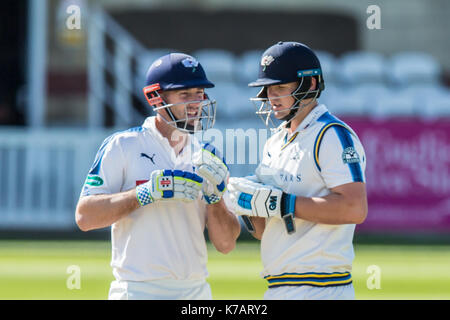 London, Großbritannien. 15 Sep, 2017. Shaun Marsh (links) und Alex Lees, legen Sie eine neue 2 Wicket Partnerschaft Datensatz in Spiele zwischen Yorkshire und Surrey an Tag vier der Specsavers County Championship Match am Oval. Quelle: David Rowe/Alamy leben Nachrichten Stockfoto