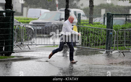 Bournemouth, UK. 15 Sep, 2017. UK Wetter. Dieses chap macht einen Strich außerhalb Bournemouths Vitalität Stadion Fußball Boden wie die sintflutartigen Regenfälle der Südküste heute abend Credit Hits: Simon Dack/Alamy leben Nachrichten Stockfoto