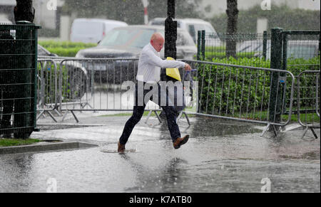 Bournemouth, UK. 15 Sep, 2017. UK Wetter. Dieses chap macht einen Strich außerhalb Bournemouths Vitalität Stadion Fußball Boden wie die sintflutartigen Regenfälle der Südküste heute abend Credit Hits: Simon Dack/Alamy leben Nachrichten Stockfoto