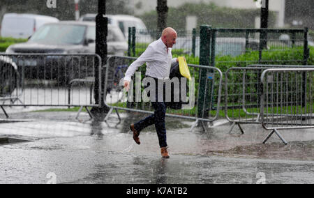 Bournemouth, UK. 15 Sep, 2017. UK Wetter. Dieses chap macht einen Strich außerhalb Bournemouths Vitalität Stadion Fußball Boden wie die sintflutartigen Regenfälle der Südküste heute abend Credit Hits: Simon Dack/Alamy leben Nachrichten Stockfoto