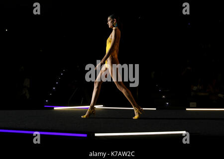 Madrid, Spanien. 15 Sep, 2017. Ein Modell trägt bei Abholung runaway eine Kreation von 'oloresCortes' während der Pasarela Cibeles Mercedes Benz Fashion Week in Madrid 2017, in Madrid, am Freitag, 15, September 2017. Stockfoto