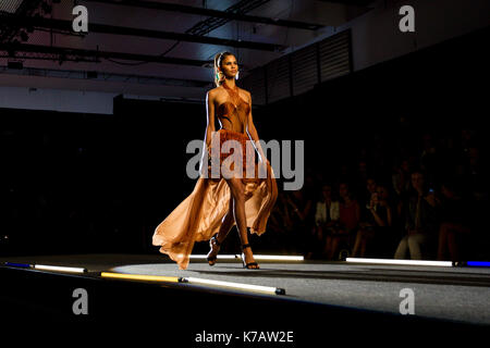 Madrid, Spanien. 15 Sep, 2017. Ein Modell trägt bei Abholung runaway eine Kreation von 'oloresCortes' während der Pasarela Cibeles Mercedes Benz Fashion Week in Madrid 2017, in Madrid, am Freitag, 15, September 2017. Stockfoto