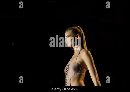 Madrid, Spanien. 15 Sep, 2017. Ein Modell trägt bei Abholung runaway eine Kreation von 'oloresCortes' während der Pasarela Cibeles Mercedes Benz Fashion Week in Madrid 2017, in Madrid, am Freitag, 15, September 2017. Stockfoto