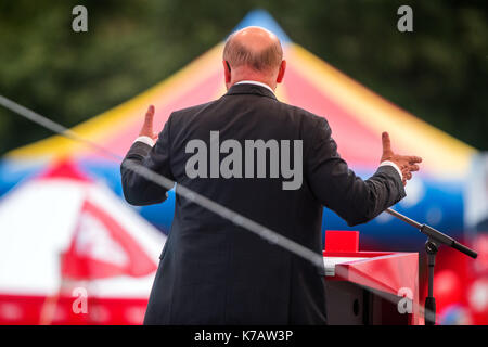 Schwerin, Deutschland. 15 Sep, 2017. Martin Schulz, die Kanzlerkandidatur von der Sozialdemokratischen Partei Deutschlands (SPD), in seiner Rede auf einer Wahlkampfveranstaltung vor einem Publikum von 400 Menschen in Schwerin, Deutschland, 15. September 2017. Foto: Jens Büttner/dpa-Zentralbild/dpa/Alamy leben Nachrichten Stockfoto