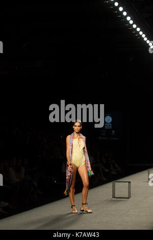 Madrid, Spanien. 15 Sep, 2017. Ein Modell trägt bei Abholung runaway eine Kreation von 'Ion Fiz" während der Pasarela Cibeles Mercedes Benz Fashion Week in Madrid 2017, in Madrid, am Freitag, 15, September 2017. Stockfoto
