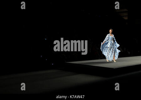 Madrid, Spanien. 15 Sep, 2017. Ein Modell trägt bei Abholung runaway eine Kreation von 'Ion Fiz" während der Pasarela Cibeles Mercedes Benz Fashion Week in Madrid 2017, in Madrid, am Freitag, 15, September 2017. Stockfoto