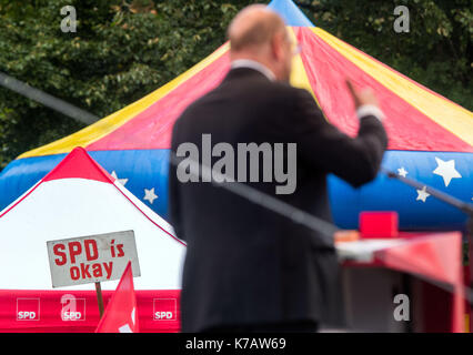 Schwerin, Deutschland. 15 Sep, 2017. Ein Anhänger der Sozialdemokratischen Partei Deutschlands (SPD), ein selbstgemachtes Schild mit der Aufschrift PD ist okay" bei einer Wahlkampfveranstaltung von Martin Schulz, SPD-Kandidat für die Bundestagswahl in Schwerin, Deutschland, 15. September 2017. Foto: Jens Büttner/dpa-Zentralbild/dpa/Alamy leben Nachrichten Stockfoto