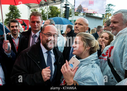 Schwerin, Deutschland. 15 Sep, 2017. Martin Schulz, die Kanzlerkandidatur von der Sozialdemokratischen Partei Deutschlands (SPD), von Anhängern nach einer Wahlkampfveranstaltung mit einem Publikum von 400 Menschen in Schwerin, Deutschland, 15. September 2017 begrüßt. Foto: Jens Büttner/dpa-Zentralbild/dpa/Alamy leben Nachrichten Stockfoto