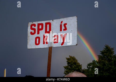 Schwerin, Deutschland. 15 Sep, 2017. Ein Anhänger der Sozialdemokratischen Partei Deutschlands (SPD), ein selbstgemachtes Schild mit der Aufschrift PD ist okay" bei einer Wahlkampfveranstaltung von Martin Schulz, SPD-Kandidat für die Bundestagswahl in Schwerin, Deutschland, 15. September 2017. Foto: Jens Büttner/dpa-Zentralbild/dpa/Alamy leben Nachrichten Stockfoto