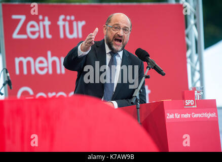 Schwerin, Deutschland. 15 Sep, 2017. Martin Schulz, die Kanzlerkandidatur von der Sozialdemokratischen Partei Deutschlands (SPD), in seiner Rede auf einer Wahlkampfveranstaltung in Schwerin, Deutschland, 15. September 2017. Foto: Jens Büttner/dpa-Zentralbild/dpa/Alamy leben Nachrichten Stockfoto