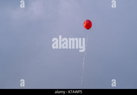 Schwerin, Deutschland. 15 Sep, 2017. dpatop - Ein roter Ballon mit der Aufschrift von Martin Schulz, die Kanzlerkandidatur von der Sozialdemokratischen Partei Deutschlands (SPD) bei einer Wahlkampfveranstaltung in Schwerin, Deutschland, 15. September 2017 fliegen. Foto: Jens Büttner/dpa-Zentralbild/dpa/Alamy leben Nachrichten Stockfoto