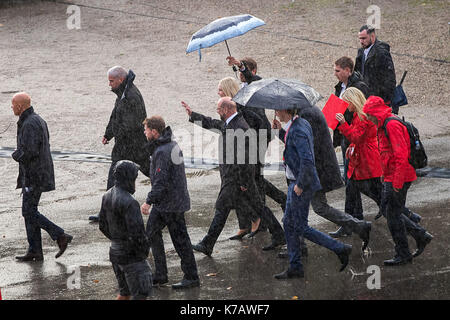 Schwerin, Deutschland. 15 Sep, 2017. dpatop - Martin Schulz (C), die Kanzlerkandidatur von der Sozialdemokratischen Partei Deutschlands (SPD), Wandern mit Unternehmen zu einer Wahlkampfveranstaltung mit einem Publikum von 400 Menschen in Schwerin, Deutschland, 15. September 2017. Foto: Jens Büttner/dpa-Zentralbild/dpa/Alamy leben Nachrichten Stockfoto