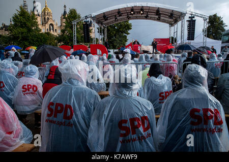 Schwerin, Deutschland. 15 Sep, 2017. dpatop - Martin Schulz, die Kanzlerkandidatur von der Sozialdemokratischen Partei Deutschlands (SPD), sprechen bei starken Niederschlägen bei einer Wahlkampfveranstaltung vor einem Publikum von ca. 400 Menschen in Schwerin, Deutschland, 15. September 2017. Foto: Jens Büttner/dpa-Zentralbild/dpa/Alamy leben Nachrichten Stockfoto