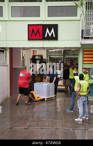 Katalanisch, Spanien. 15 Sep, 2017. Die Poster intervenierte, mit dem Logo der Generalitat vertritt eine Gabel von mit dem Titel und dem Motto auf Katalanisch: "Sie geboren wurden, mit der Fähigkeit zu entscheiden. Werden Sie zum Rücktritt?" Credit: Charlie Perez/Alamy leben Nachrichten Stockfoto