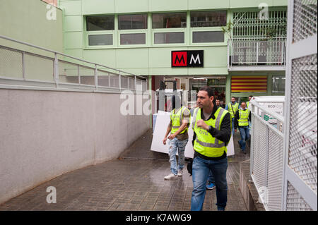 Katalanisch, Spanien. 15 Sep, 2017. Die Poster intervenierte, mit dem Logo der Generalitat vertritt eine Gabel von mit dem Titel und dem Motto auf Katalanisch: "Sie geboren wurden, mit der Fähigkeit zu entscheiden. Werden Sie zum Rücktritt?" Credit: Charlie Perez/Alamy leben Nachrichten Stockfoto