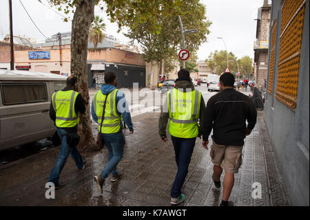 Katalanisch, Spanien. 15 Sep, 2017. Die Poster intervenierte, mit dem Logo der Generalitat vertritt eine Gabel von mit dem Titel und dem Motto auf Katalanisch: "Sie geboren wurden, mit der Fähigkeit zu entscheiden. Werden Sie zum Rücktritt?" Credit: Charlie Perez/Alamy leben Nachrichten Stockfoto