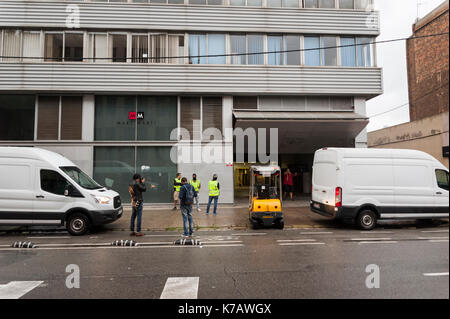 Katalanisch, Spanien. 15 Sep, 2017. Die Poster intervenierte, mit dem Logo der Generalitat vertritt eine Gabel von mit dem Titel und dem Motto auf Katalanisch: "Sie geboren wurden, mit der Fähigkeit zu entscheiden. Werden Sie zum Rücktritt?" Credit: Charlie Perez/Alamy leben Nachrichten Stockfoto