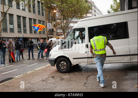 Katalanisch, Spanien. 15 Sep, 2017. Die Poster intervenierte, mit dem Logo der Generalitat vertritt eine Gabel von mit dem Titel und dem Motto auf Katalanisch: "Sie geboren wurden, mit der Fähigkeit zu entscheiden. Werden Sie zum Rücktritt?" Credit: Charlie Perez/Alamy leben Nachrichten Stockfoto