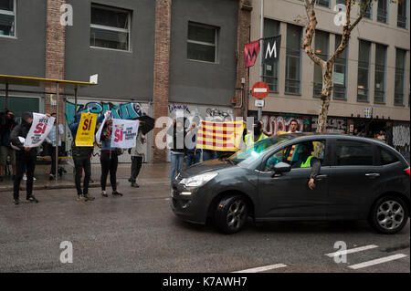 Katalanisch, Spanien. 15 Sep, 2017. Die Poster intervenierte, mit dem Logo der Generalitat vertritt eine Gabel von mit dem Titel und dem Motto auf Katalanisch: "Sie geboren wurden, mit der Fähigkeit zu entscheiden. Werden Sie zum Rücktritt?" Credit: Charlie Perez/Alamy leben Nachrichten Stockfoto