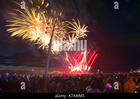 Blackpool, Lancashire, UK. 15. September 2017. Das Feuerwerk über dem Meer vom North Pier abgefeuert, eine perfekte Arena am Turm Festival Landspitze auf der Promenade in Blackpool. Einige der besten pyrotechnischen Künstler der Welt waren in der Stadt, den Nachthimmel in hervorragender und spektakuläre Art und Weise zu beleuchten. Die französischen Teilnehmer Brezac Kunststücken bezaubert die Tausende von Touristen, die gekommen waren, um das Ereignis auf das Resort Tower Landspitze zu beobachten. Kredit; MediaWorldImages/AlamyLiveNews. Stockfoto