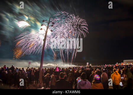 Blackpool, Lancashire, UK. 15. September 2017. Explodierende Feuerwerkskörper sind über das Meer von North Pier abgefeuert, eine perfekte Arena am Turm Festival Landspitze auf der Promenade in Blackpool. Einige der besten pyrotechnischen Künstler der Welt waren in der Stadt, den Nachthimmel in hervorragender und spektakuläre Art und Weise zu beleuchten. Die französischen Teilnehmer Brezac Kunststücken bezaubert die Tausende von Touristen, die gekommen waren, um das Ereignis auf das Resort Tower Landspitze zu beobachten. Kredit; MediaWorldImages/AlamyLiveNews. Stockfoto