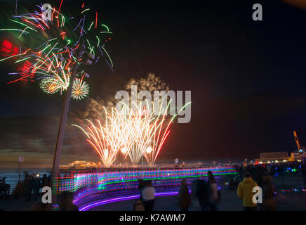 Blackpool, Lancashire, UK. 15. September 2017. Explodierende Feuerwerkskörper sind über das Meer von North Pier abgefeuert, eine perfekte Arena am Turm Festival Landspitze auf der Promenade in Blackpool. Einige der besten pyrotechnischen Künstler der Welt waren in der Stadt, den Nachthimmel in hervorragender und spektakuläre Art und Weise zu beleuchten. Die französischen Teilnehmer Brezac Kunststücken bezaubert die Tausende von Touristen, die gekommen waren, um das Ereignis auf das Resort Tower Landspitze zu beobachten. Kredit; MediaWorldImages/AlamyLiveNews. Stockfoto