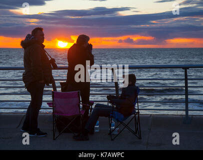 Blackpool Lancashire. UK Wetter. 15. September 2017. Sonnenuntergang über der Irischen See auf der Nord - West Coast. Credit: MediaWorldImages/Alamy leben Nachrichten Stockfoto