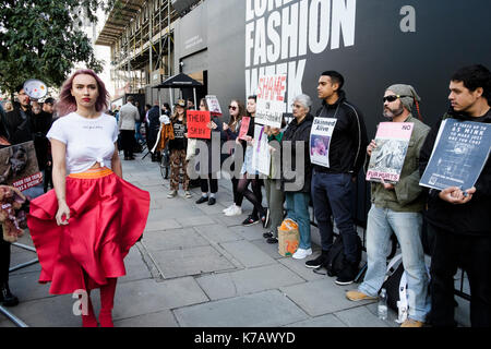 London, Großbritannien. 15. September 2017 Tierschützer protestieren vor dem Veranstaltungsort der London Fashion Week gegen die Verwendung von Tierpelz in der Modebranche. Stockfoto
