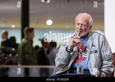 Frankfurt am Main, Deutschland. 15 Sep, 2017. Buzz Aldrin, Astronaut, Apollo 11, über Wege zum Mars spricht: Meine Vision für unsere Zukunft im Raum bei der Mercedes Benz 'me-Übereinkommen", auf der 67. IAA (Internationale Automobil Ausstellung) am 15. September 2017 in Frankfurt am Main, Deutschland. Das Gespräch wurde von der Journalistin Sarah Cruddas moderiert. Stockfoto