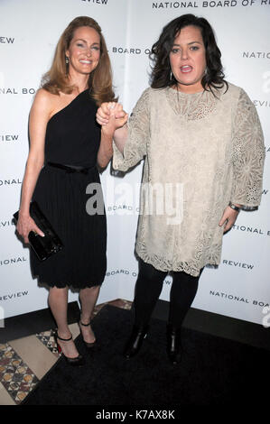 Michelle Umläufe und Rosie O'Donnell an der 2011 National Board of Review Award Gala in Cipriani 42nd Street am 10. Januar 2012 in New York City. © MPI 01/MediaPunch Inc. Stockfoto