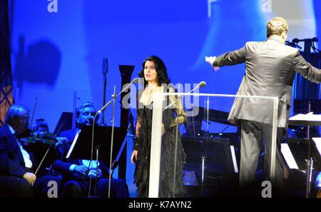 Bukarest, Rumänien, 15. SEPTEMBER 2017: Angela Gheorghiu, Rumäniens operatic Superstar, singt mit der filarmonica George Enescu in einer Open-air-Konzert auf der Piata Constitutiei. Stockfoto