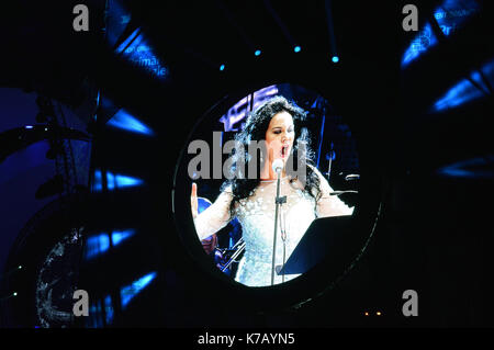 Bukarest, Rumänien, 15. SEPTEMBER 2017: Angela Gheorghiu, Rumäniens operatic Superstar, singt mit der filarmonica George Enescu in einer Open-air-Konzert auf der Piata Constitutiei. Stockfoto