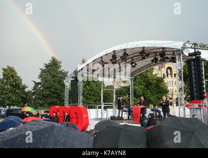 Schwerin, Deutschland. 15 Sep, 2017. Deutschen Sozialdemokraten (SPD) Martin Schulz (2. R auf der Bühne) liefert eine Rede während einer Wahlkampagne Rally für den Bundesländern Wahlen, bei denen fällt auf Sept. 24, in Schwerin, Norddeutschland, on Sept. 15, 2017. Credit: Shan Yuqi/Xinhua/Alamy leben Nachrichten Stockfoto