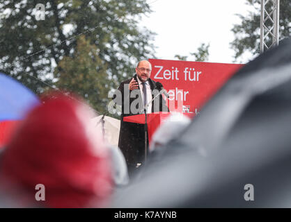 Schwerin, Deutschland. 15 Sep, 2017. Deutschen Sozialdemokraten (SPD) Martin Schulz liefert eine Rede während einer Wahlkampagne Rally für den Bundesländern Wahlen, bei denen fällt auf Sept. 24, in Schwerin, Norddeutschland, on Sept. 15, 2017. Credit: Shan Yuqi/Xinhua/Alamy leben Nachrichten Stockfoto