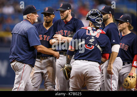 St. Petersburg, Florida, USA. 15 Sep, 2017. Wird VRAGOVIC | Zeiten. Boston Red Sox Pitchingtrainer Carl Willis (54) Macht ein Besuch der Damm mit Krug Chris Verkauf (41) im ersten Inning des Spiels zwischen den Boston Red Sox und die Tampa Bay Rays am Tropicana Feld in St. Petersburg, Fla. am Freitag, den 15. September 2017 zu sprechen. Kreditkarten: werden Vragovic/Tampa Bay Zeiten/ZUMA Draht/Alamy leben Nachrichten Stockfoto