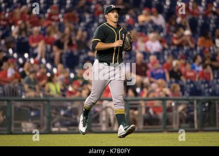 Philadelphia, Pennsylvania, USA. 15 Sep, 2017. Oakland Athletics Krug Daniel Mengden (33) nimmt den Damm für die 9 Inning in der MLB Spiel zwischen den Oakland Athletics und Philadelphia Phillies am Citizens Bank Park in Philadelphia, Pennsylvania. Christopher Szagola/CSM/Alamy leben Nachrichten Stockfoto