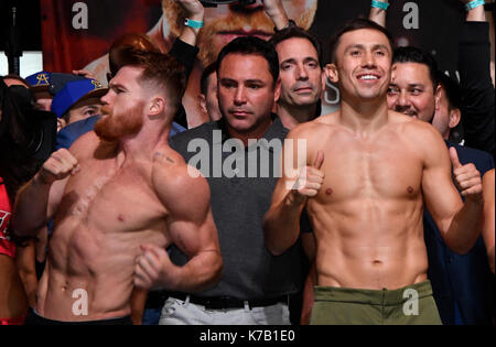 Las Vegas, NV, USA. 15 Sep, 2017. (L - R) Canelo Alvarez Posen mit GGG während der wiegt in der im MGM Grand Hotel Freitag. Canelo Alvarez kämpfen werden Ggg am Samstag an der T-Mobile Arena für den WBC, WBA, IBF, IBO ring Mittelgewicht Titel. Foto von Gene Blevins/LA DailyNews/SCNG/ZumaPress. Credit: Gene Blevins/ZUMA Draht/Alamy leben Nachrichten Stockfoto