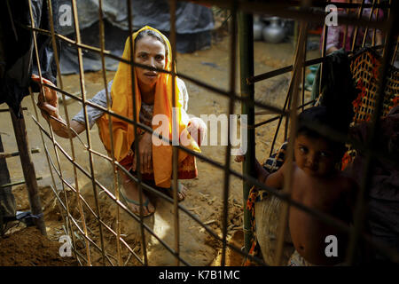 September 15, 2017 Ukhiya, Bangladesch. 15 Sep, 2017. Myanmar Rohingya Frau steht nah an ihrem provisorischen Zelt am Kutupalong camp in Ukhiya, Bangladesch. Viele der Rohingya auf der Flucht vor der Gewalt in Myanmar hatte mit dem Schiff reiste Zuflucht im benachbarten Bangladesch zu finden. Nach Angaben der Vereinten Nationen mehr als 300 tausend Rohingya-flüchtlinge Myanmar von Gewalt in den letzten Wochen geflohen, die meisten versuchen, die Grenze zu überqueren und Bangladesch zu erreichen. Credit: K M Asad/ZUMA Draht/Alamy leben Nachrichten Stockfoto