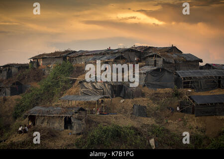 September 15, 2017 Ukhiya, Bangladesch. 15 Sep, 2017. Ansicht von oben behelfsmäßiges Zelt am Balukhali camp in Ukhiya, Bangladesch. Viele der Rohingya auf der Flucht vor der Gewalt in Myanmar hatte mit dem Schiff reiste Zuflucht im benachbarten Bangladesch zu finden. Nach Angaben der Vereinten Nationen mehr als 300 tausend Rohingya-flüchtlinge Myanmar von Gewalt in den letzten Wochen geflohen, die meisten versuchen, die Grenze zu überqueren und Bangladesch zu erreichen. Credit: K M Asad/ZUMA Draht/Alamy leben Nachrichten Stockfoto