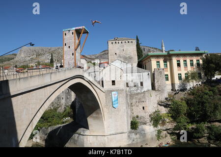 Mostar, Bosnien und Herzegowina. 15 Sep, 2017. Ein Taucher konkurriert bei der Red Bull Cliff Diving World Series in Mostar, Bosnien und Herzegowina, an Sept. 15, 2017. Der Wettbewerb fand auf dem 16. Jahrhundert Stari Most Brücke, die über eine Tauchen Tradition, die fast 450 Jahre ausdehnen. Credit: Haris Memija/Xinhua/Alamy leben Nachrichten Stockfoto