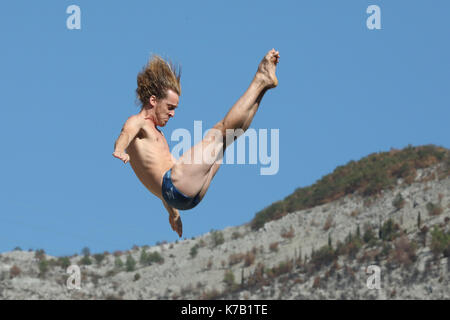 Mostar, Bosnien und Herzegowina. 15 Sep, 2017. Ein Taucher konkurriert bei der Red Bull Cliff Diving World Series in Mostar, Bosnien und Herzegowina, an Sept. 15, 2017. Der Wettbewerb fand auf dem 16. Jahrhundert Stari Most Brücke, die über eine Tauchen Tradition, die fast 450 Jahre ausdehnen. Credit: Haris Memija/Xinhua/Alamy leben Nachrichten Stockfoto