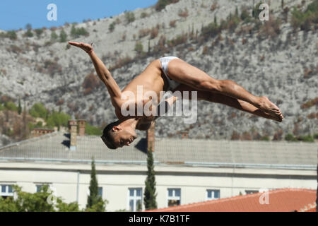 Mostar, Bosnien und Herzegowina. 15 Sep, 2017. Ein Taucher konkurriert bei der Red Bull Cliff Diving World Series in Mostar, Bosnien und Herzegowina, an Sept. 15, 2017. Der Wettbewerb fand auf dem 16. Jahrhundert Stari Most Brücke, die über eine Tauchen Tradition, die fast 450 Jahre ausdehnen. Credit: Haris Memija/Xinhua/Alamy leben Nachrichten Stockfoto