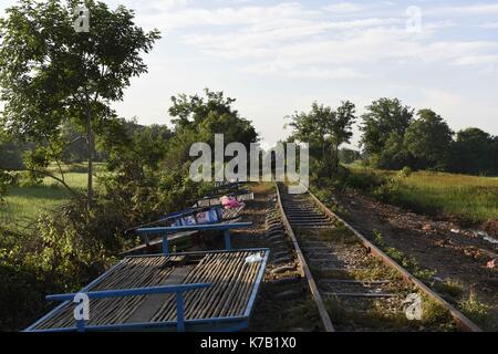 In Battambang (Kambodscha. 16 Sep, 2017. Bambus Züge sind neben dem Bahnhof in Battambang gesehen, ungefähr 291 km nordwestlich von der kambodschanischen Hauptstadt Phnom Penh, Sept. 13, 2017. Bambus Zug, der ist begeistert Touristen für fast zwei Dekaden, ist am Rande des Verschwindens wie Kambodscha begonnen hat die Bahn für einen Zug Service wiederherzustellen. Credit: Mao Michael Wicke) (jj/Xinhua/Alamy leben Nachrichten Stockfoto