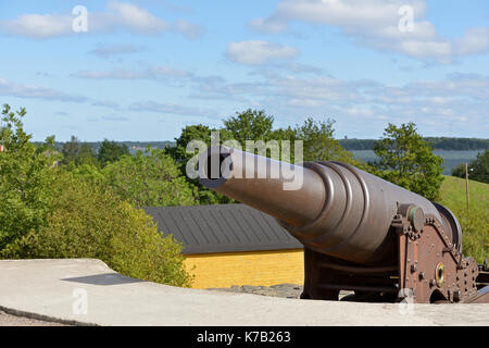 Kanonen in shore Böschungen von Kustaanmiekka, zurück zur Russischen ära zurückgehen. Vintage guns (19c) in Perm Stahl Gewehren Fabrik hergestellt. Suomenlinna (Sveaborg) Stockfoto