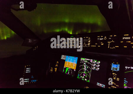 Aurora Borealis gesehen aus dem Cockpit einer Boeing 787 Dreamliner. Stockfoto