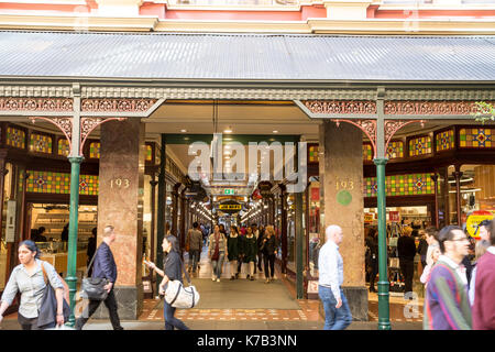 Die Strand Arcade viktorianisches Einkaufszentrum in Sydney Stadt Centre, Australien mit Einkäufern, die durch die Arkade laufen Stockfoto