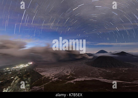 Mount Bromo Vulkanausbruch und Asche aus dem Krater, Indonesien Stockfoto